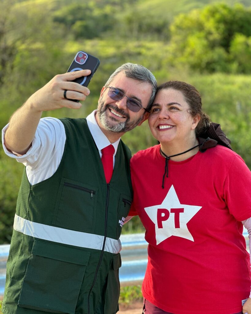 Nésio Fernandes faz foto com apoiadora do PT. Foto: reprodução Facebook