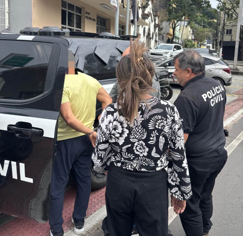Psicanalista de 63 anos é conduzido por policiais civis após cumprimento de mandado de prisão preventiva em Vila Velha
