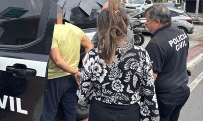 Psicanalista de 63 anos é conduzido por policiais civis após cumprimento de mandado de prisão preventiva em Vila Velha