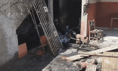 Residência no bairro Village, em São Mateus, ficou destruída após o incêndio que causou a morte de uma moradora