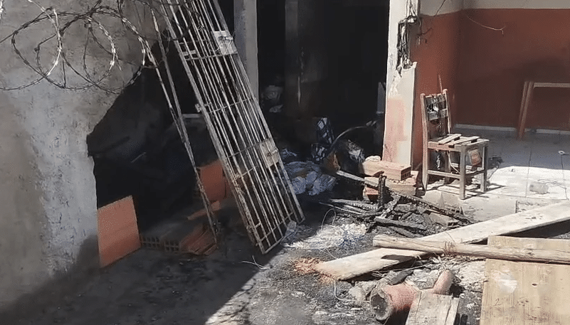 Residência no bairro Village, em São Mateus, ficou destruída após o incêndio que causou a morte de uma moradora