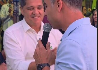 Ricardo e Weverson se cumprimentam durante ordem de serviço em Feu Rosa, na Serra (29/09/2025). Foto: reprodução Instagram