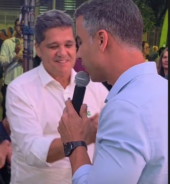 Ricardo e Weverson se cumprimentam durante ordem de serviço em Feu Rosa, na Serra (29/09/2025). Foto: reprodução Instagram