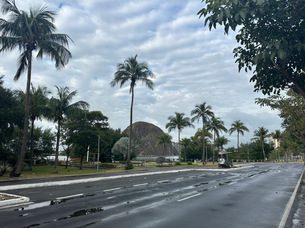 Tempo nublado na avenida Beira-Mar, em Vitória