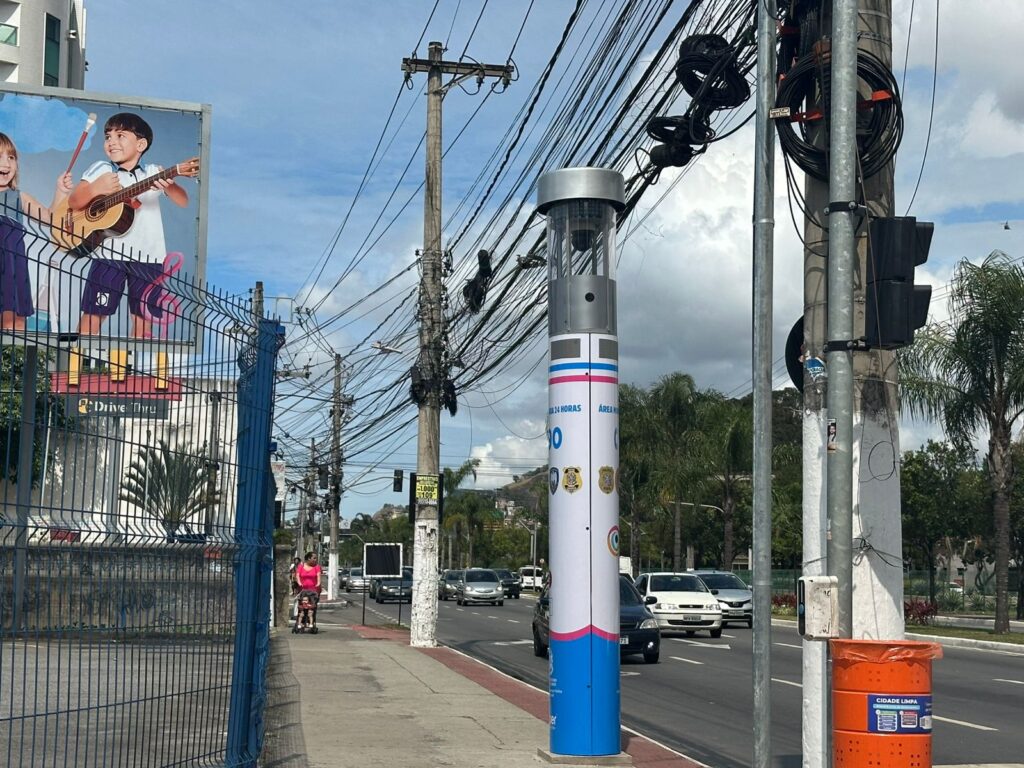 Totem de segurança na avenida Fernando Ferrari, em frente da Ufes, em Vitória