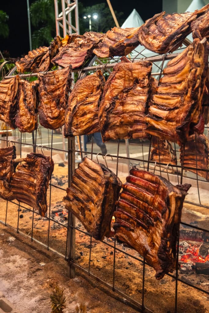 o Festival Na Brasa Music Beer é considerado o maior evento de churrasco do Espírito Santo e acontece no Shopping Vitória. Veja a programação