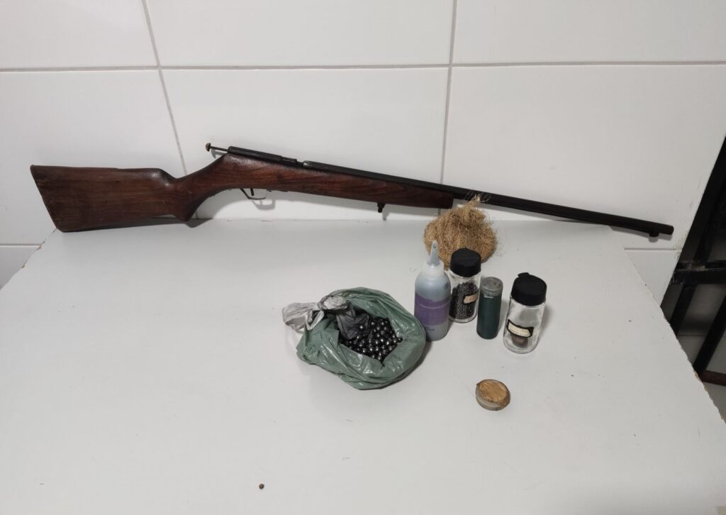 Uma espingarda calibre .22 e munições de fabricação caseira foram apreendidas na casa do agressor no momento da prisão em Linhares