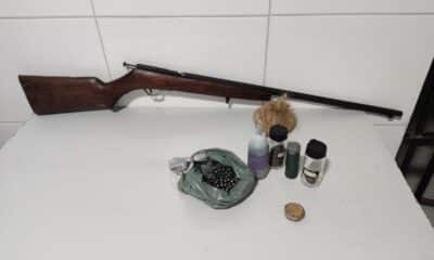 Uma espingarda calibre .22 e munições de fabricação caseira foram apreendidas na casa do agressor no momento da prisão em Linhares
