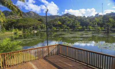 Vista do lago do Jardim Botânico Lêonidas Pinto Mori, em Serra Sede, cercado pela vegetação e pelas montanhas da região