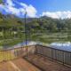 Vista do lago do Jardim Botânico Lêonidas Pinto Mori, em Serra Sede, cercado pela vegetação e pelas montanhas da região