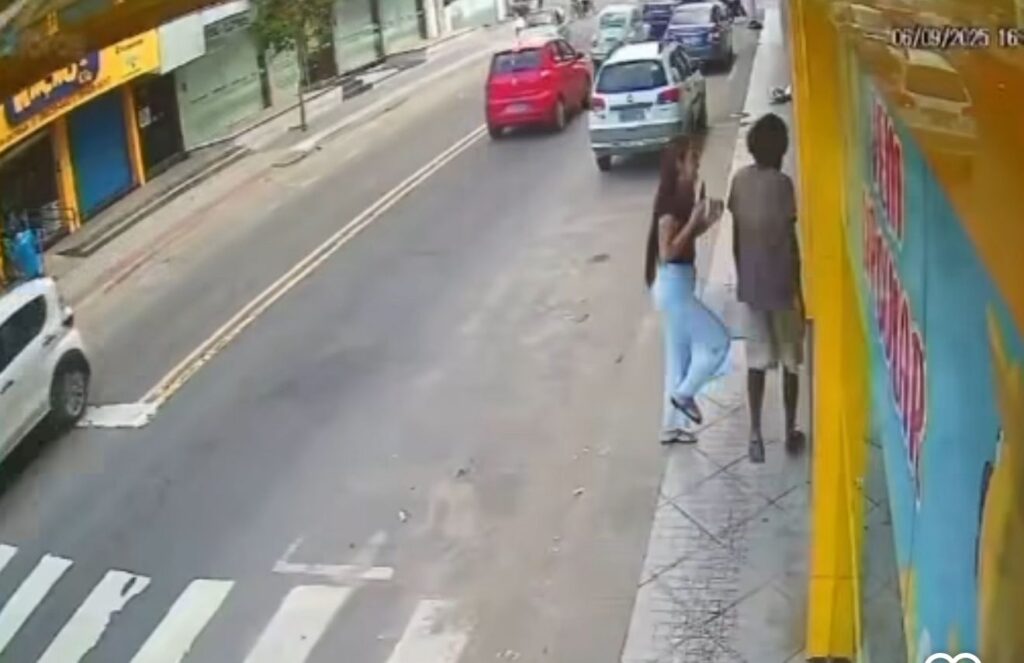 A jovem foi agredida com um chute enquanto fazia um vídeo em Guarapari. Foto: Reprodução 