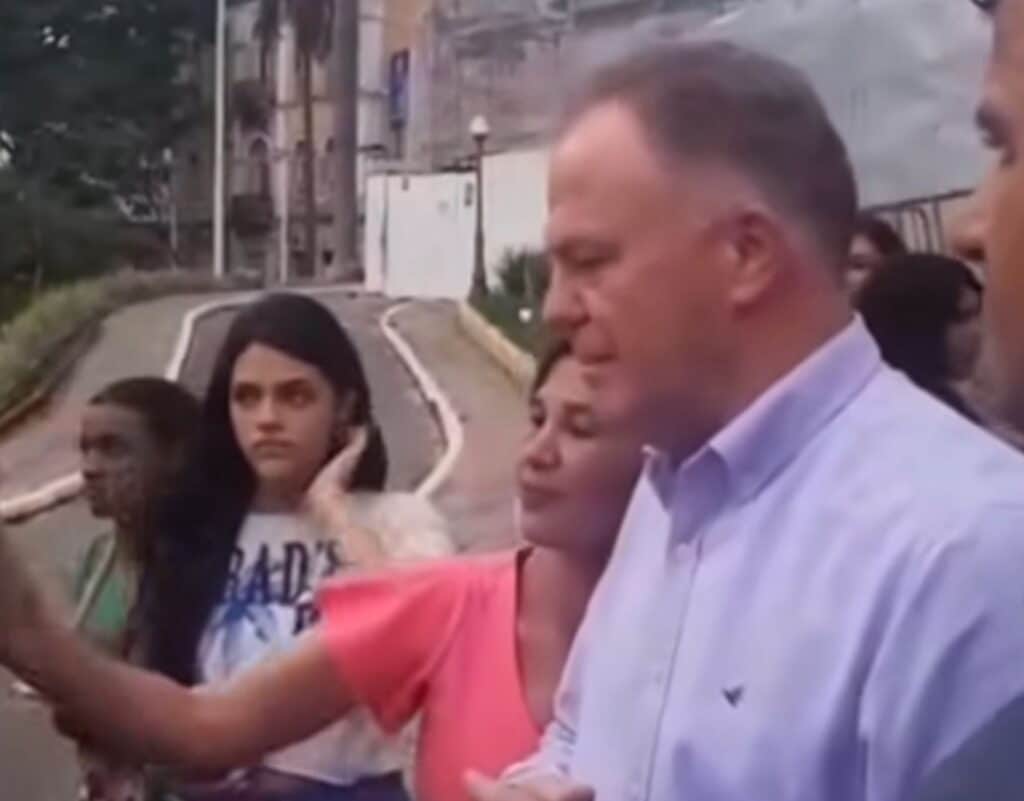 Casagrande foi cercado por moradores despejado de área em Vila Velha. Foto: Reprodução 