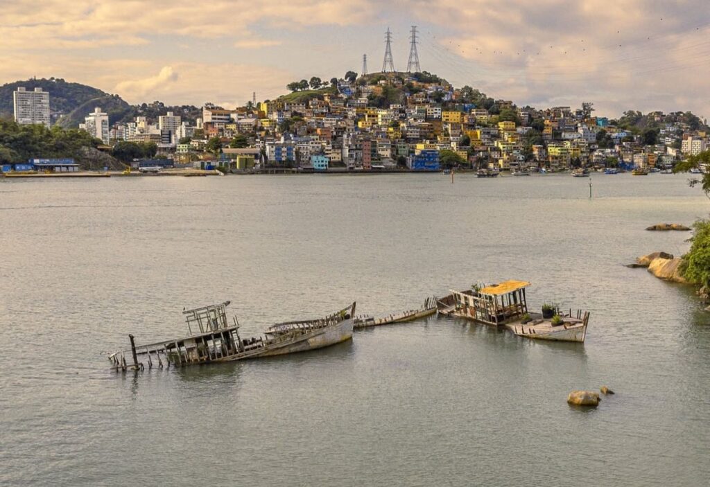 A Prainha da Glória, em Vila Velha, virou um cemitério de barcos abandonados. Fotos: Divulgação (Deivid Gava)