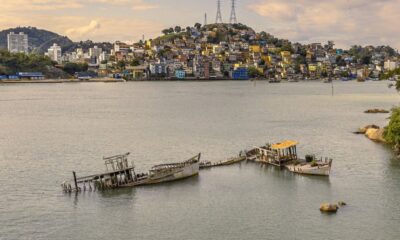 A Prainha da Glória, em Vila Velha, virou um cemitério de barcos abandonados. Fotos: Divulgação (Deivid Gava)