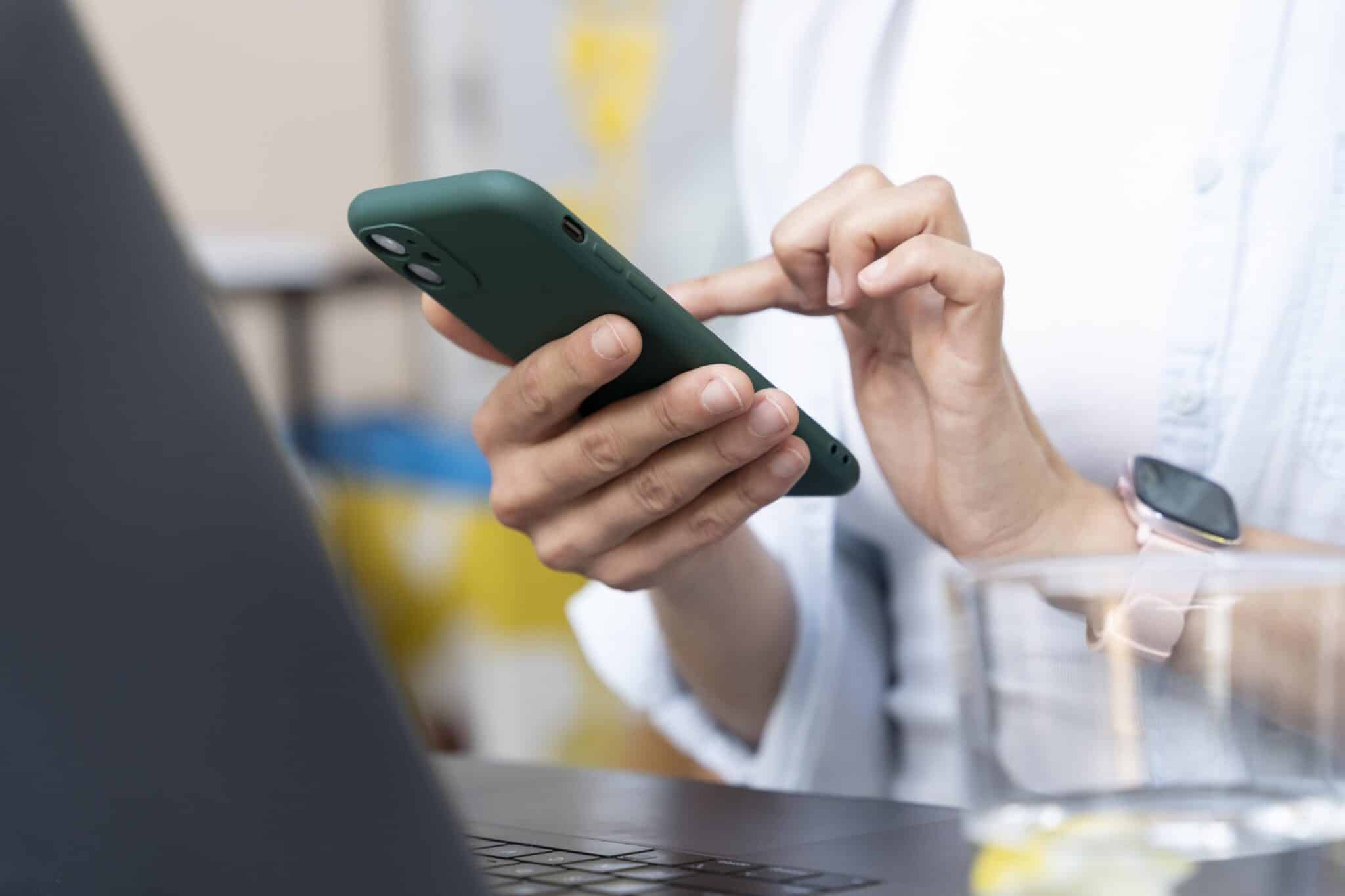 WhatsApp fora do expediente. Foto: Freepik