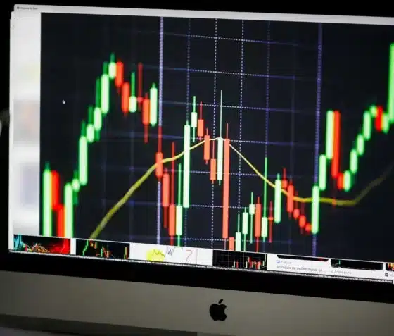 A máxima histórica da Bolsa reflete o otimismo dos investidores, mas especialistas alertam para a importância de manter disciplina e estratégias de longo prazo. Foto: Freepik