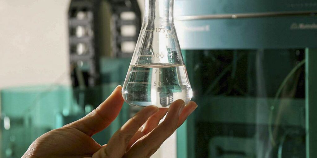Os primeiros sintomas da intoxicação por metanol estão ligados a fortes dores. Foto: Reprodução/Agência Brasil
