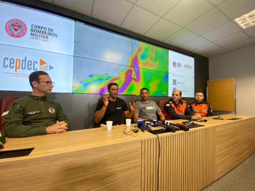 O criador da Macakids, Maikel Araújo, e o piloto da lancha, Ronald Menezes, foram resgatados no litoral do Rio de Janeiro. Foto: Renata Fermo