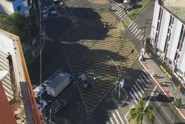 Acidente no cruzamento da Reta da Penha. Foto: Reprodução/TV Sim/SBT