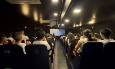 Cinema gratuito itinerante tem piso inclinado, poltronas confortáveis e tecnologia de ponta. Foto: Cepar Comunicação