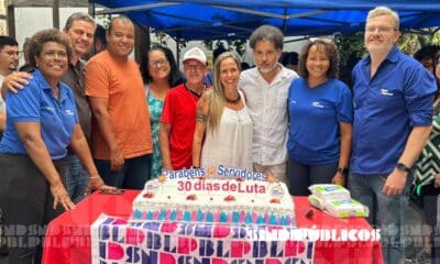 Servidores cortam bolo simbólico em assembleia geral do Sindipúblicos (10/11/2025). Foto: Divulgação