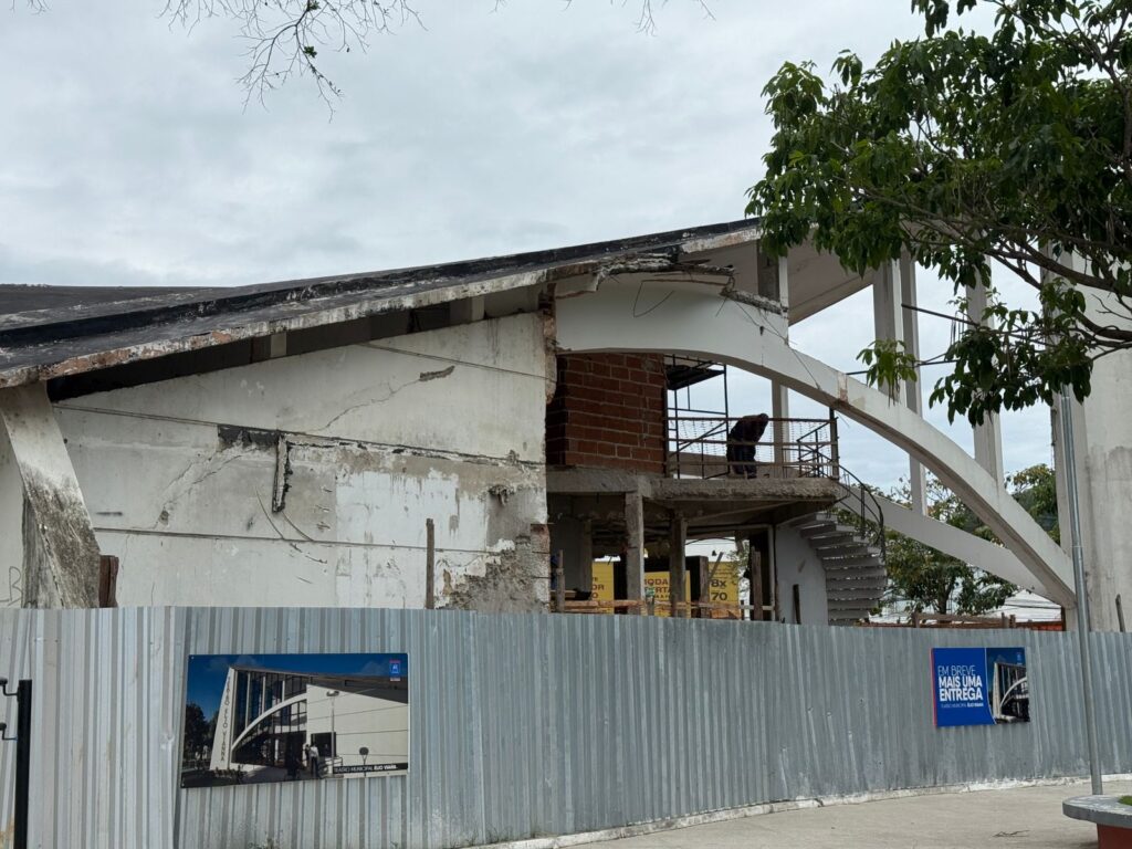 Teatro Municipal Élio de Almeida Vianna na Praça Duque de Caxias, no Centro de Vila Velha