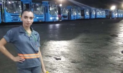 Gabrielly De Jesus Souza, 23 anos, viralizou ao mostrar os bastidores da limpeza dos ônibus do Transcol, em Cariacica