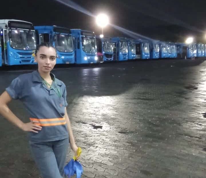 Gabrielly De Jesus Souza, 23 anos, viralizou ao mostrar os bastidores da limpeza dos ônibus do Transcol, em Cariacica